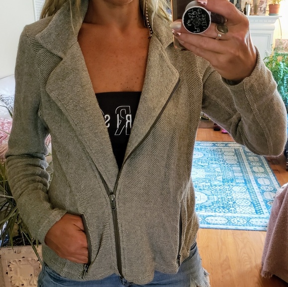 crown & ivy Tops - Crown & Ivy Grey Dimensional Zip-up Jacket Small